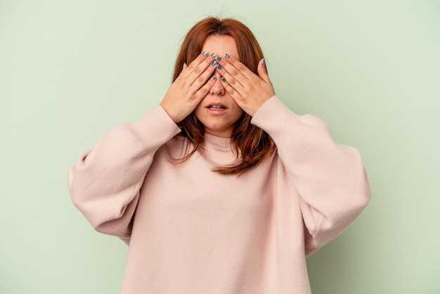 Как распознать симптомы щипания глаз и слезотечения?